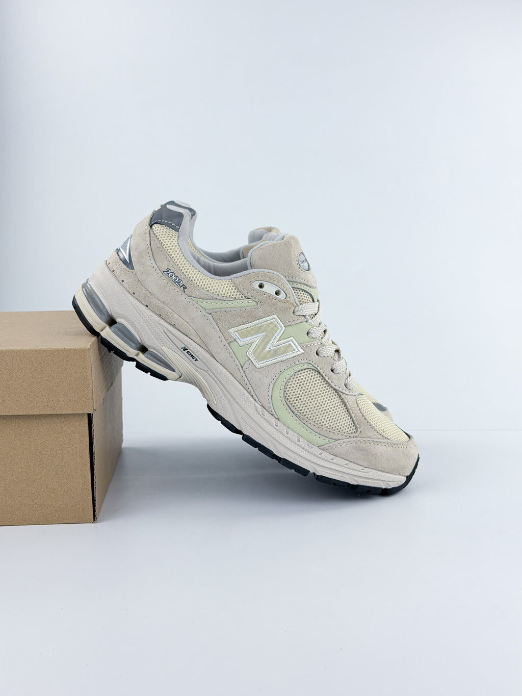 NEW BALANCE 2002R