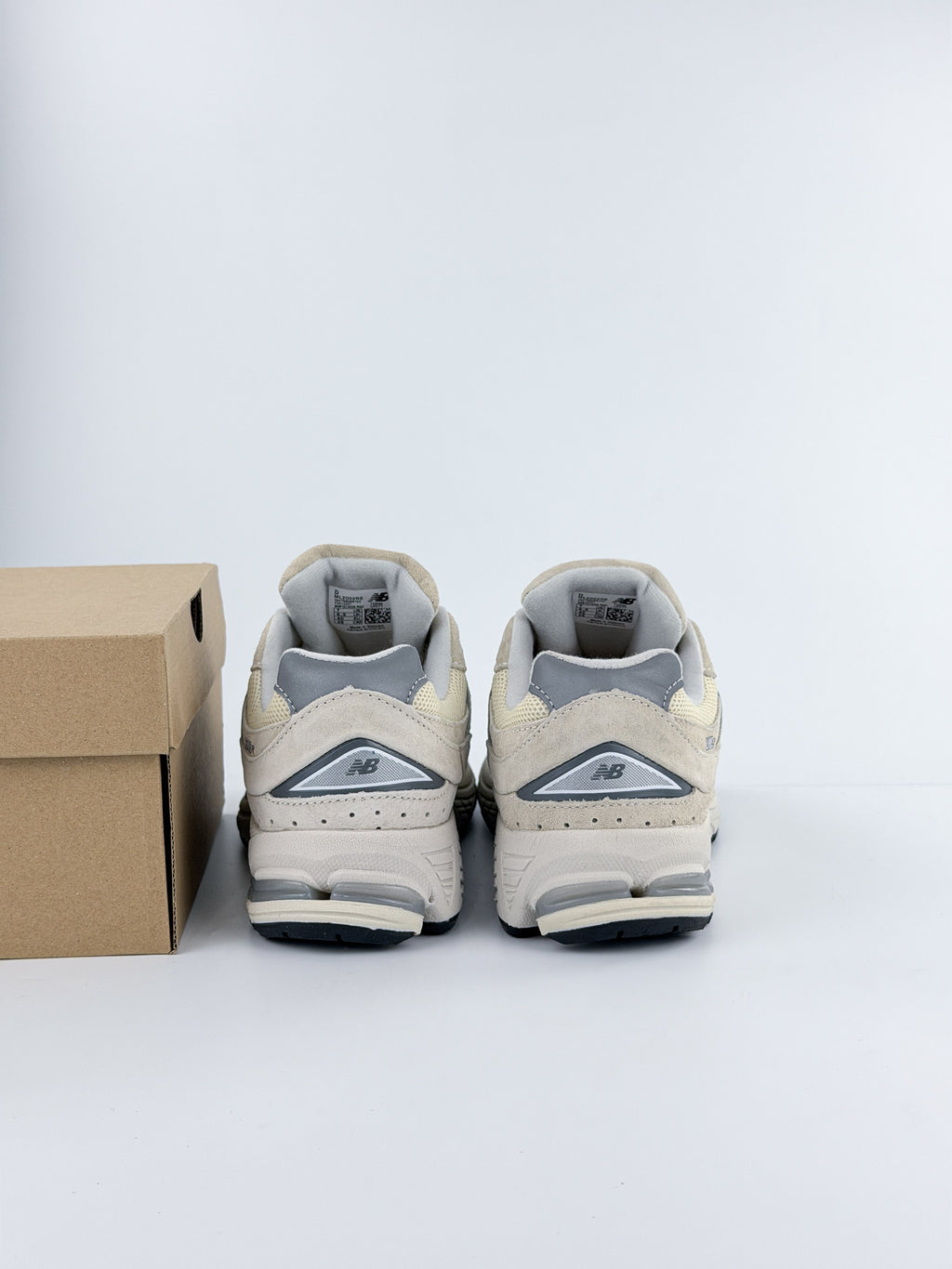 NEW BALANCE 2002R