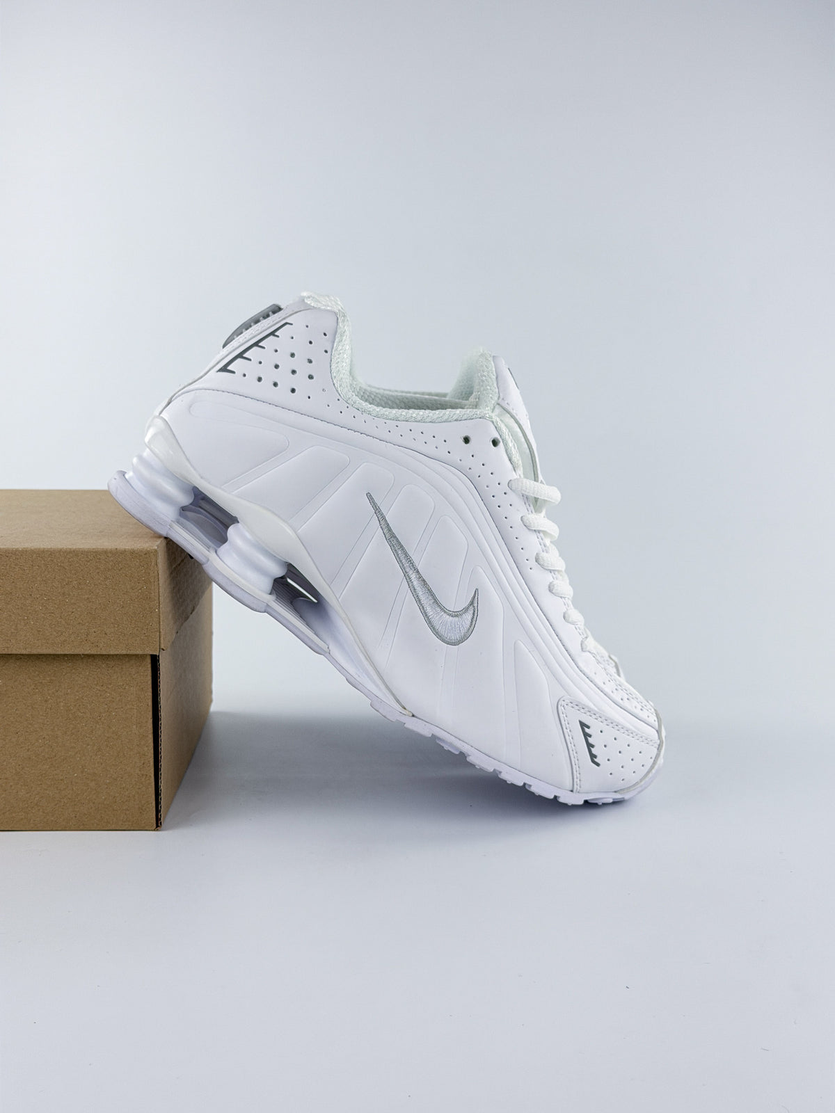 NIKE SHOX R4 ONE COLOR