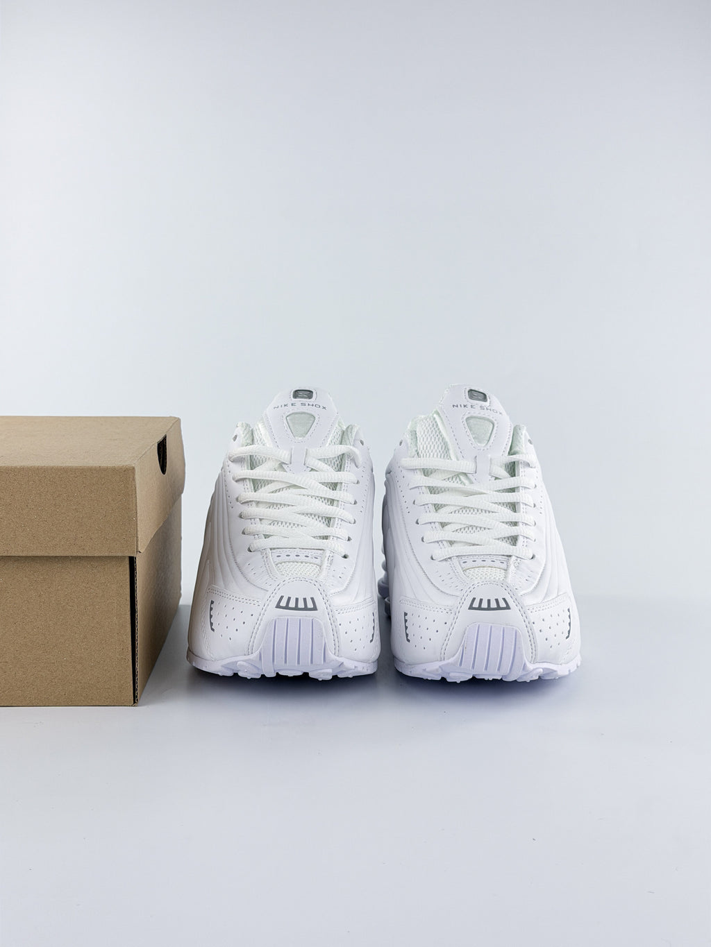 NIKE SHOX R4 ONE COLOR