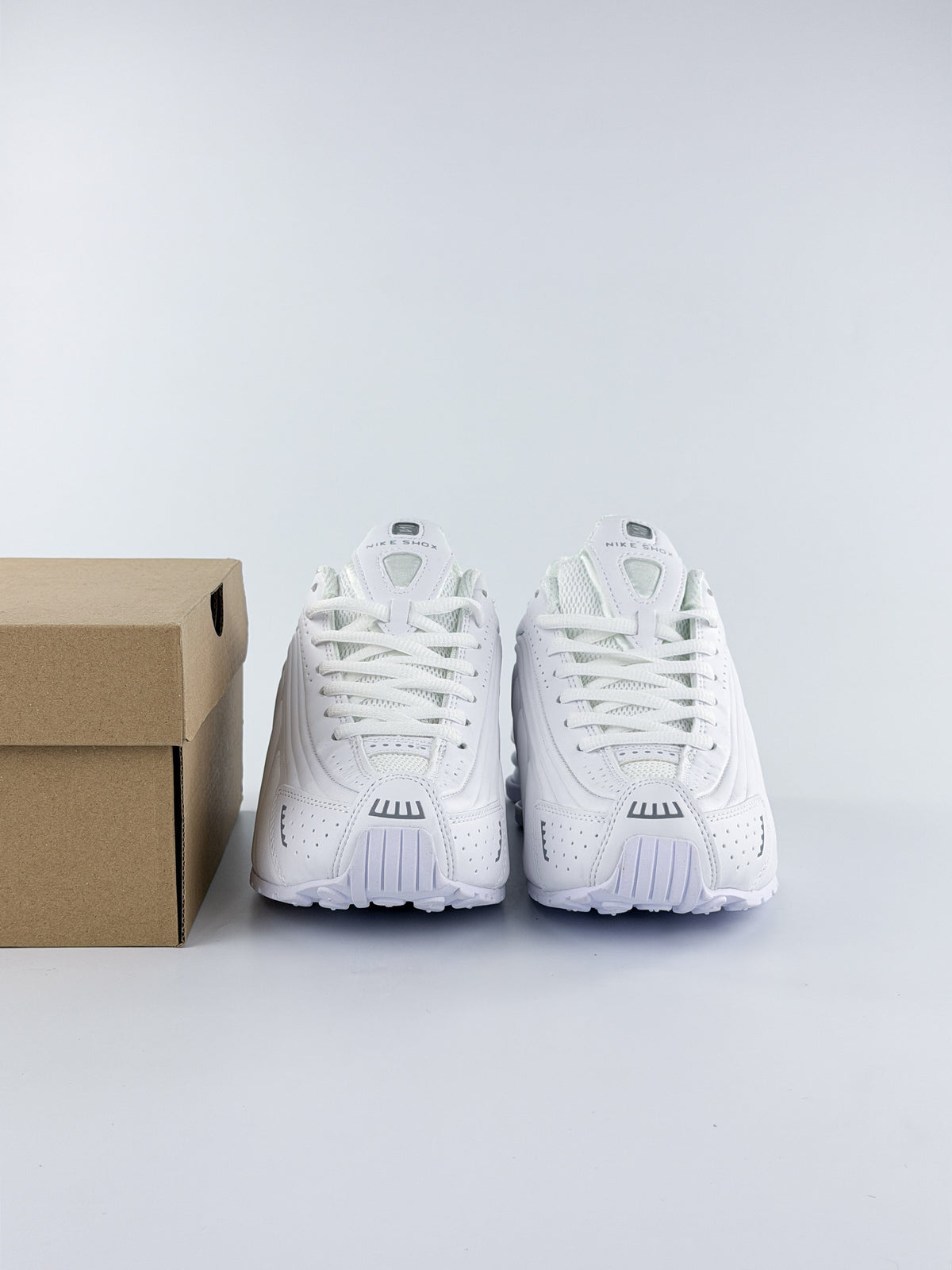 NIKE SHOX R4 ONE COLOR