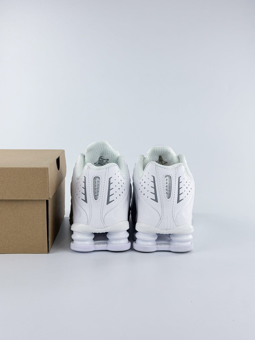 NIKE SHOX R4 ONE COLOR