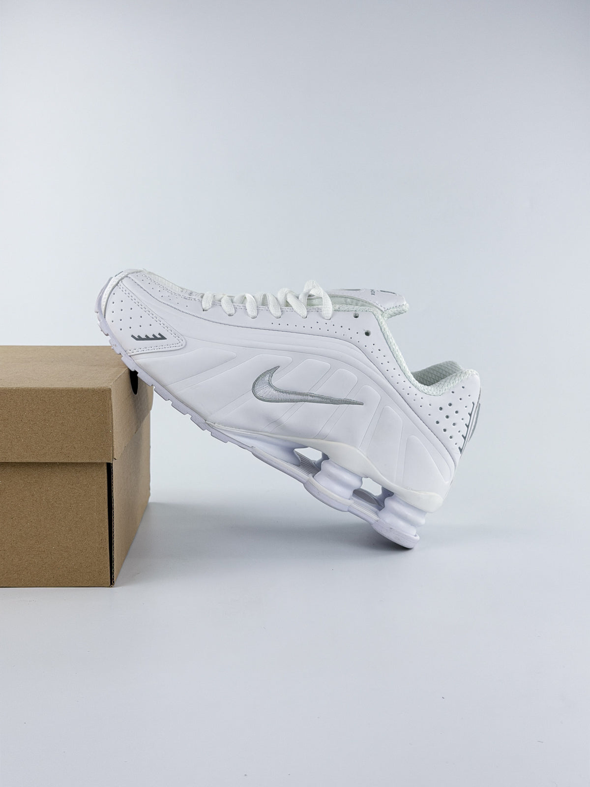 NIKE SHOX R4 ONE COLOR