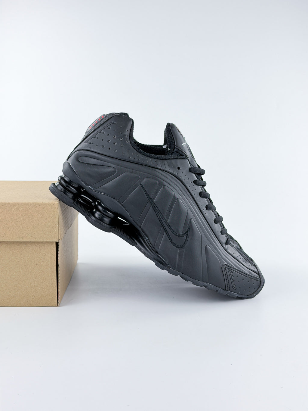 NIKE SHOX R4 ONE COLOR