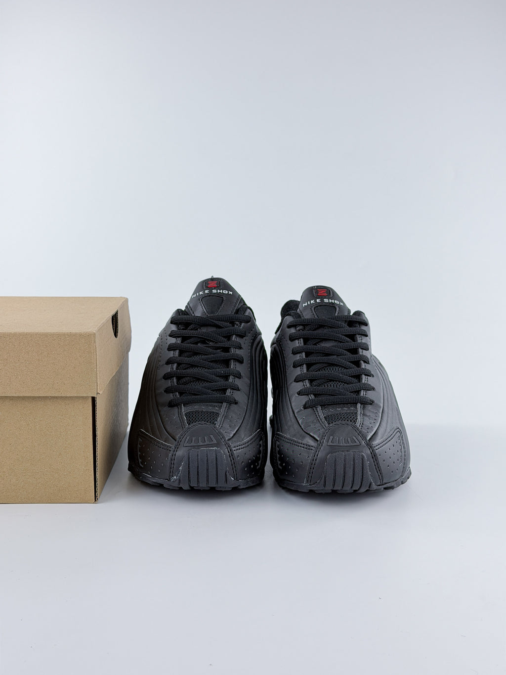 NIKE SHOX R4 ONE COLOR