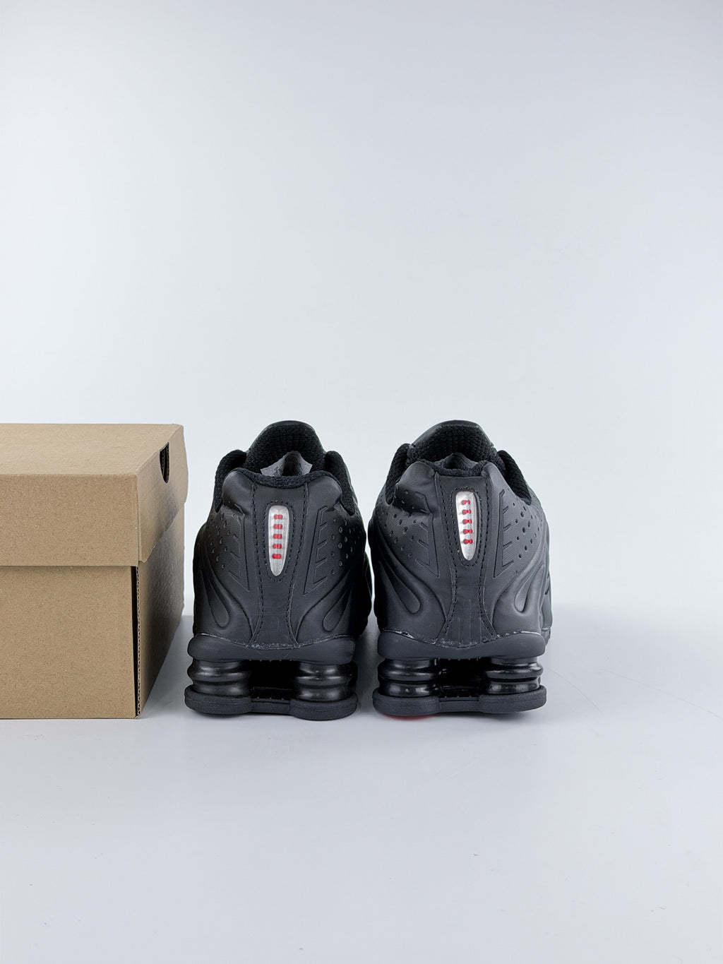 NIKE SHOX R4 ONE COLOR