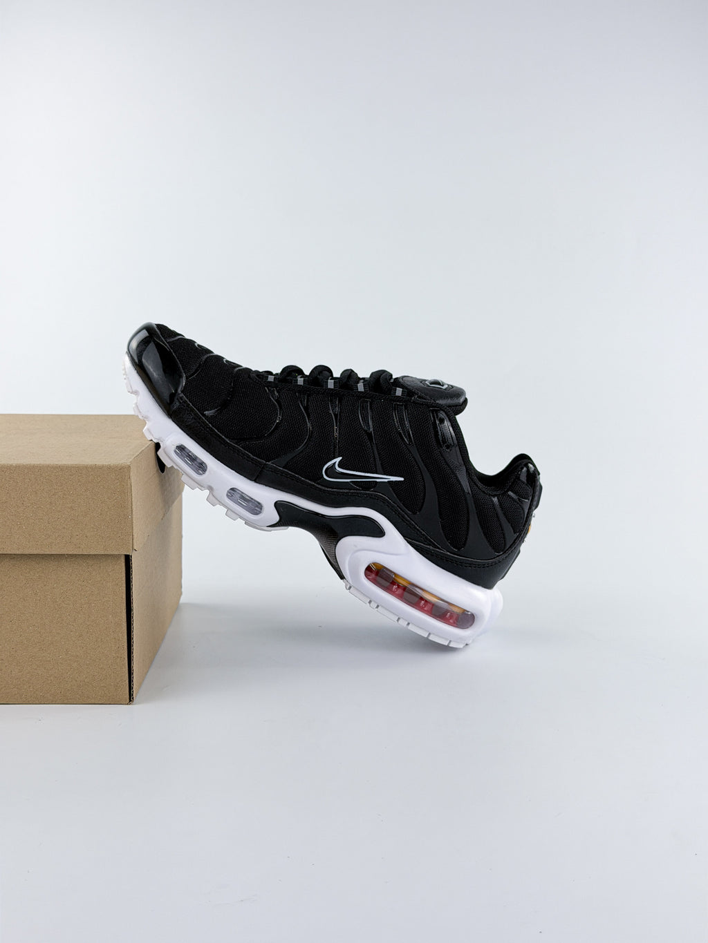 NIKE AIR MAX TN BLACK WHITE