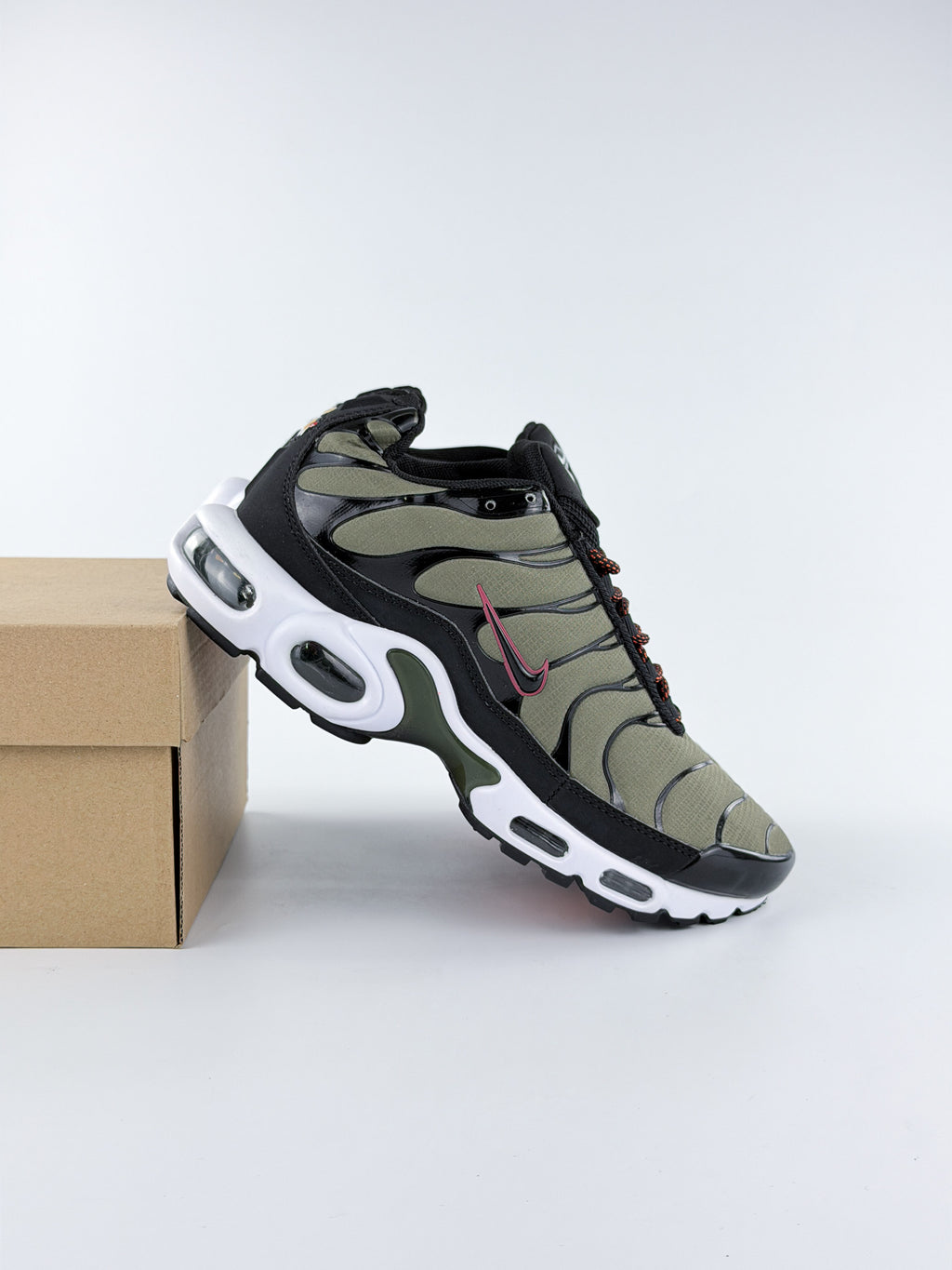 NIKE AIR MAX TN OLIVE STRIKE