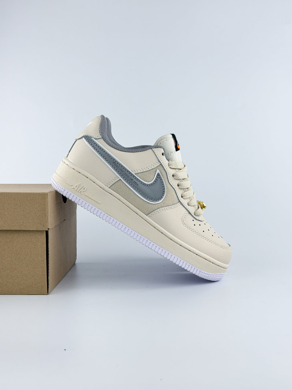 NIKE AIR FORCE 1 OG CREAM