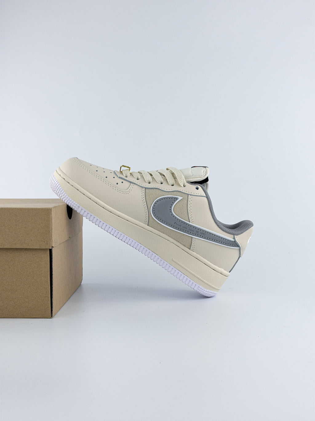 NIKE AIR FORCE 1 OG CREAM
