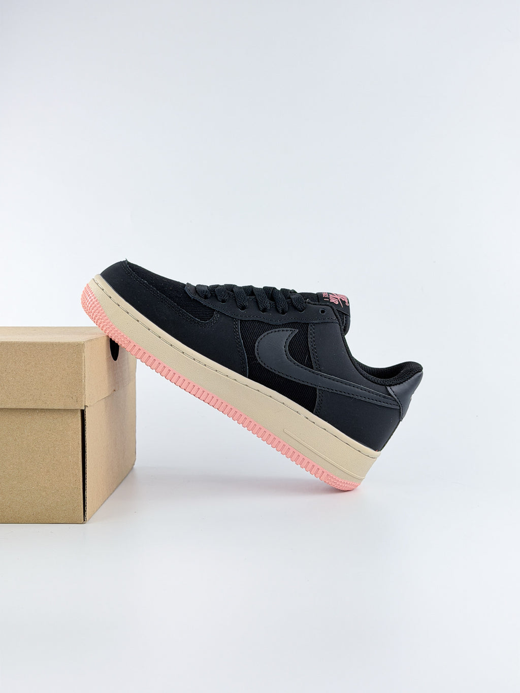NIKE AIR FORCE 1 LOW BLACK RED STARDUST