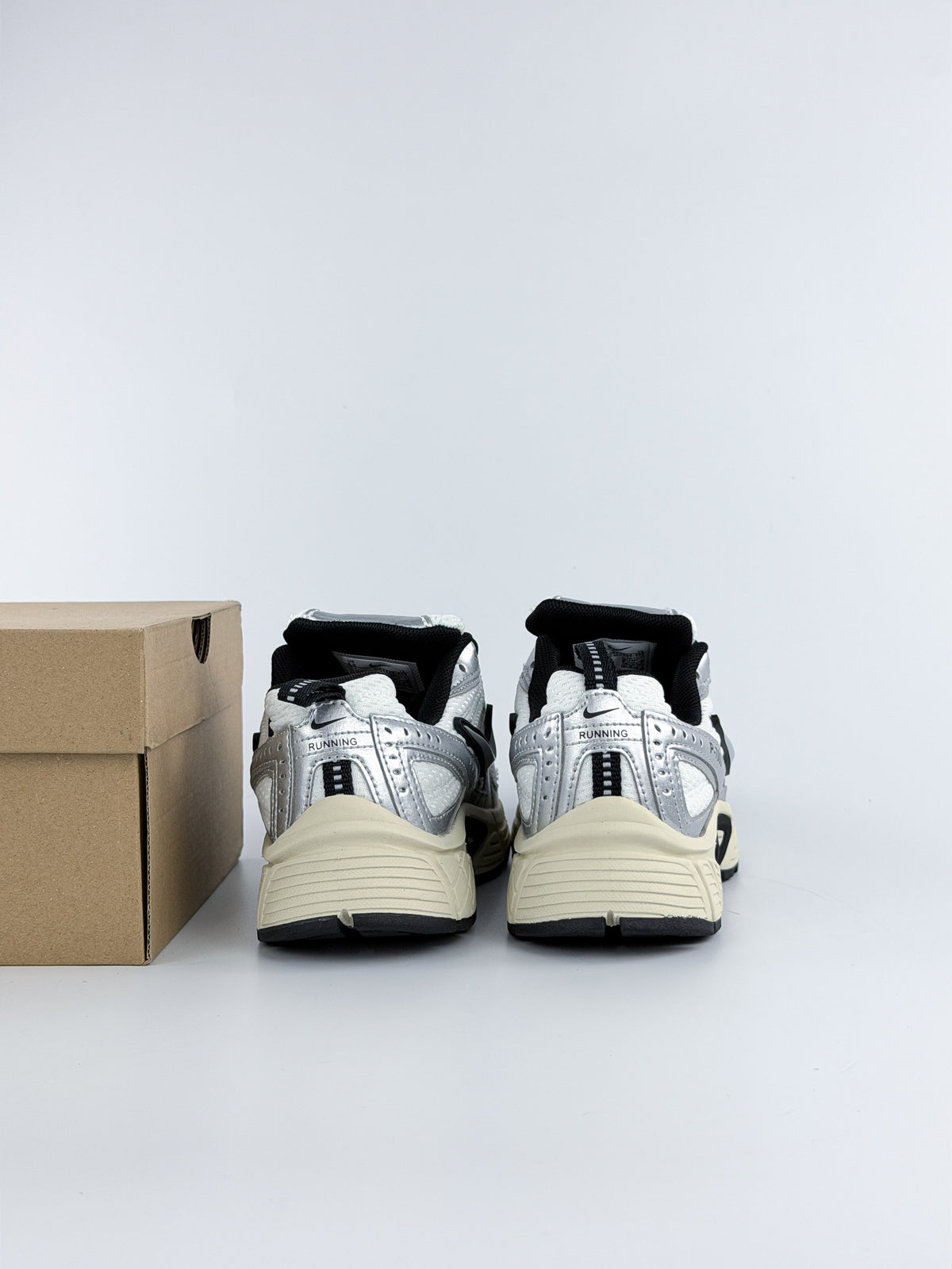 NIKE P-7000