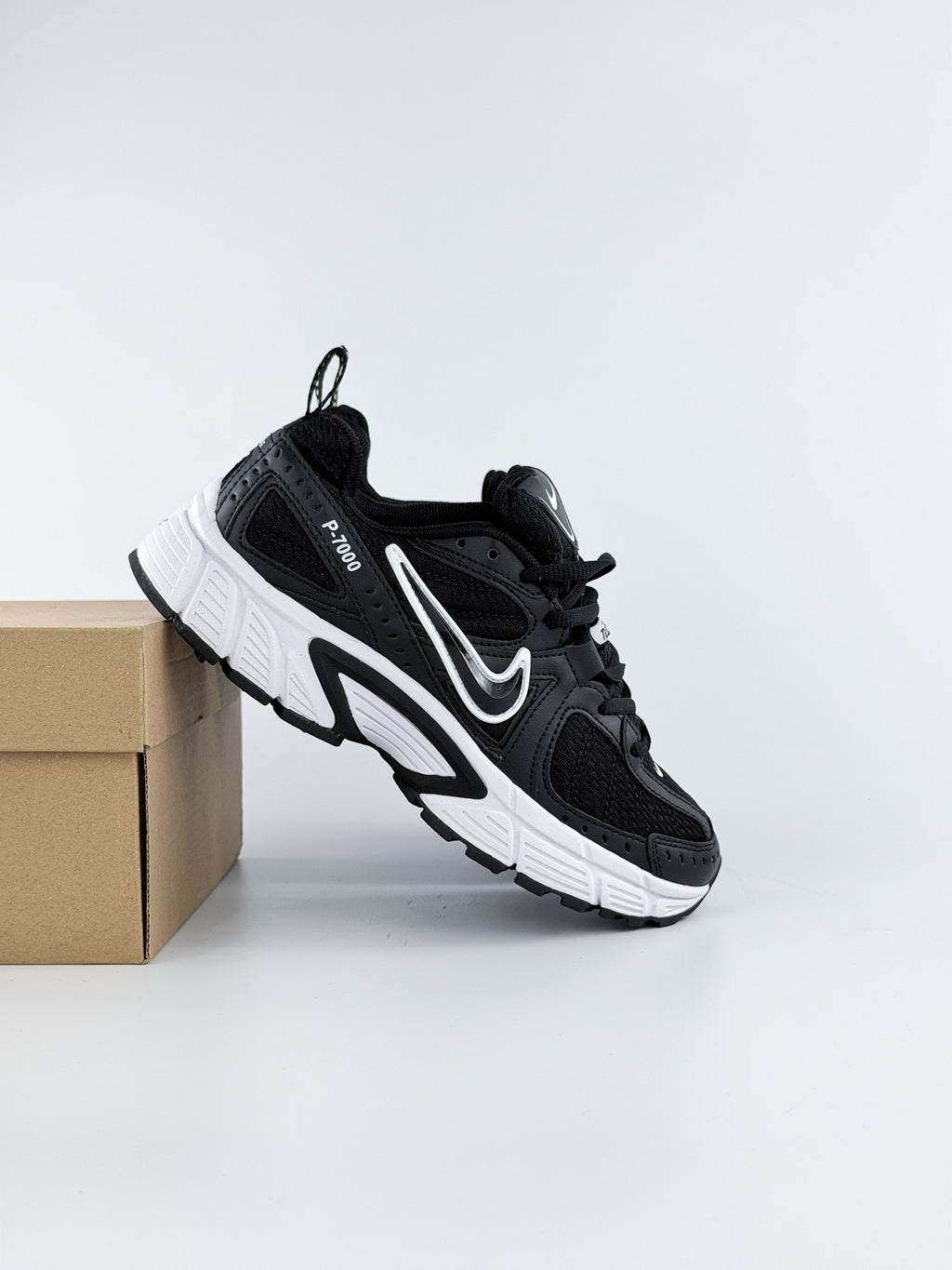 NIKE P-7000